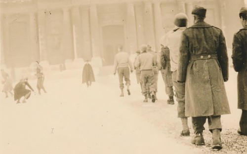 Snapshot Vintage Photo WWII WW2 Soldiers Napoleon's Tomb France Snowball Fight - Picture 6 of 6