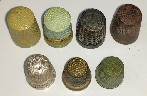 OLD 7 THIMBLES FOR SEWING NEEDLES - Picture 4 of 17