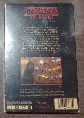 Stranger Things Staffel 1 DVD Blu-ray 4 Disc Collectors Edition VERSIEGELT - Bild 2 von 2