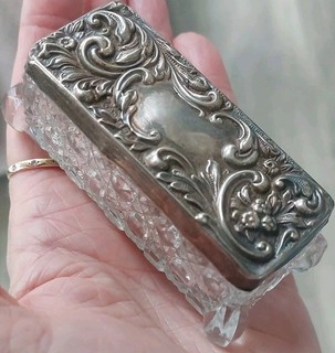 VINTAGE/ANTIQUE SILVER HALLMARKED LID DRESSING TABLE GLASS TRINKET DISH.