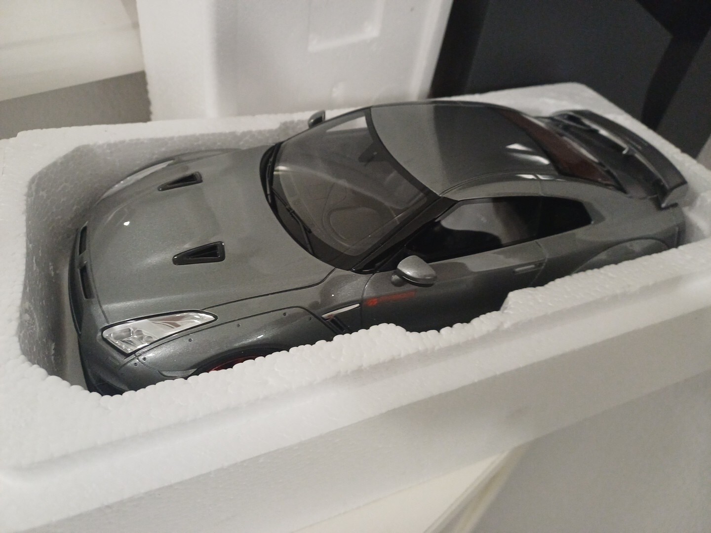 Nissan GT-R R35 Prior GT-SPIRIT 1:18 - Sublimez Votre Vitrine avec cette Miniature Grise