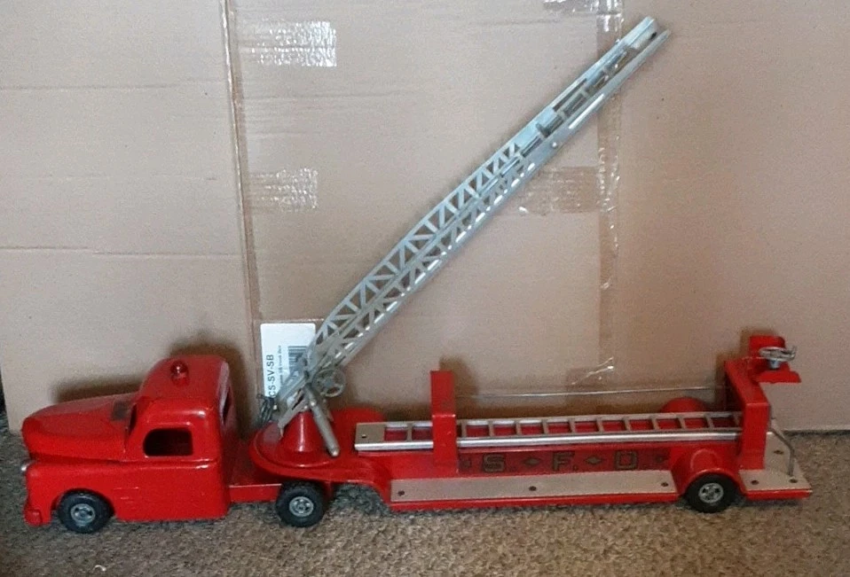 1950s 33 In. Structo Red Aerial Ladder Truck "S.F.T." Pressed Steel Complete - Image 2 of 4