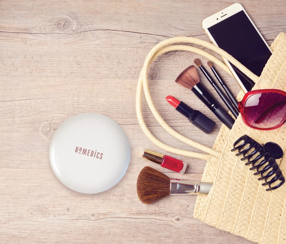 Specchio con Luci a Led Pieghevole da Borsa Ingrandimento 2x Power Bank HoMedics - Immagine 3 di 4