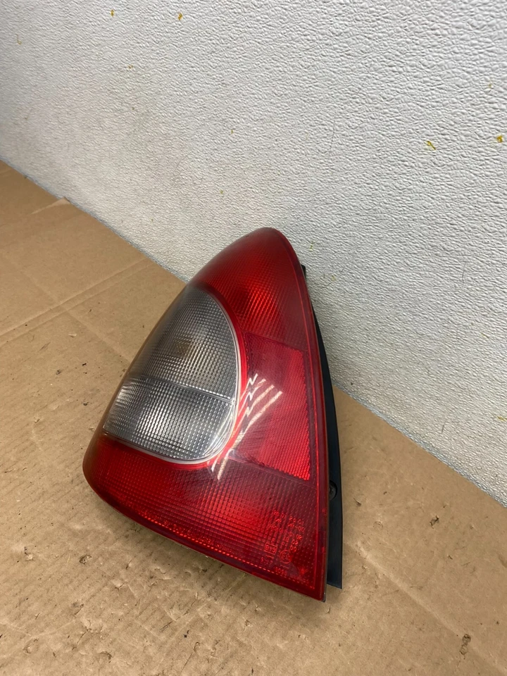 Luz trasera izquierda del lado del conductor Daewoo Nubira Station Wagon 2000 a 2002 OEM D9550 Foto 2 de 4