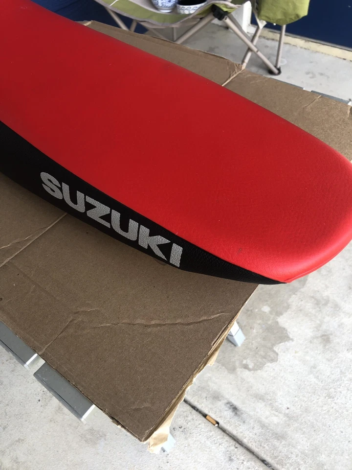 Asiento de moto Suzuki - rojo y negro OEM (caja abierta) | Envío gratuito Foto 4 de 4