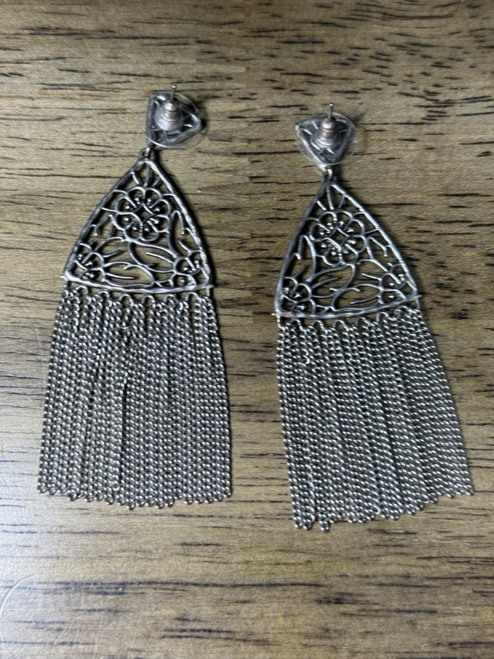 Brincos de gota de borla tom prata KENDRA SCOTT Ana - Imagem 2 de 4