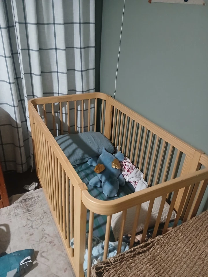 Cuna convertible Nestig the Wave de madera natural, cama tamaño completo para niños pequeños Foto 2 de 3