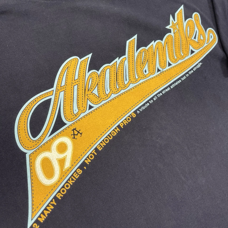 Camisa Akademiks Para Hombre 3XL Azul Vintage Baloncesto Manga Corta Cuello Redondo Y2K Foto 3 de 4