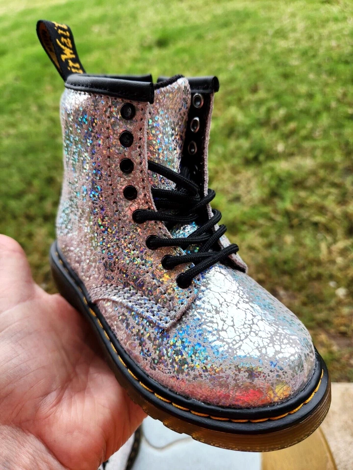 Dr Marten 1460 8 Ojos "Plata Metálico" Niñas TOTALMENTE NUEVO Niño 7C Foto 4 de 4