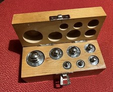 Cofanetto / custodia in legno con 7 Pesi per bilancia vintage anni '50 - '60