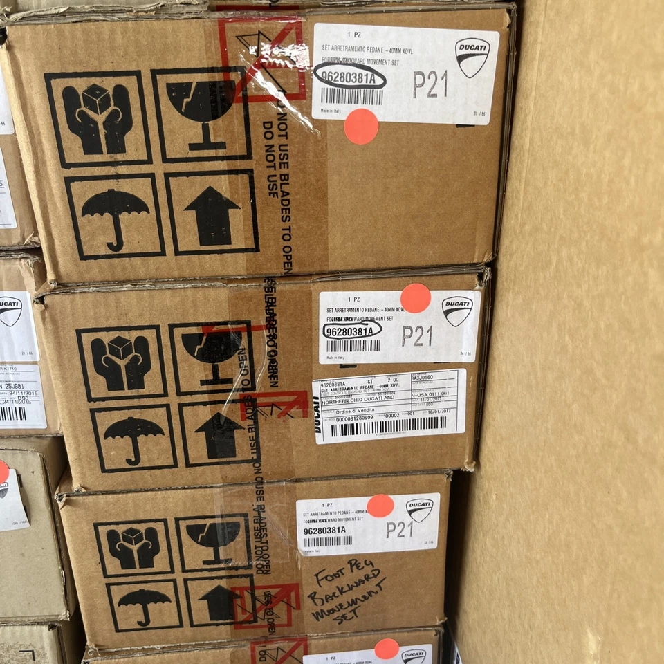 Nuevas estriberas de piloto retrocedidas originales Ducati para XDiavel/XDiavel S 96280381A Foto 2 de 2