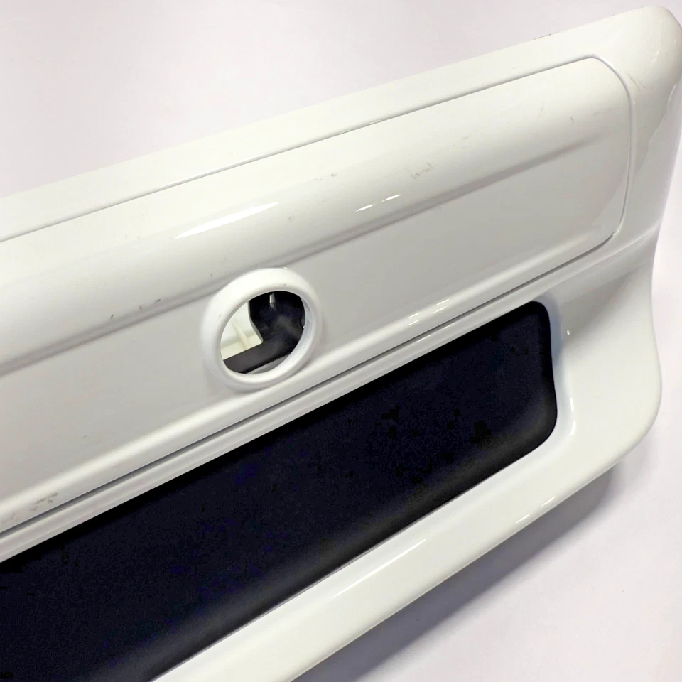Jeep Cherokee 2014-2021 blanco moldura de liberación de manija de maletero trasero OEM 6EF99TRMAA Foto 4 de 4