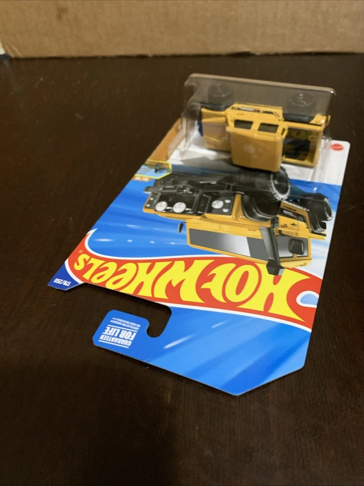 Hotwheels '15 Land Rover Defender Double Cab Yellow Yokohama HW Dirt 10/10 - Image 4 of 4