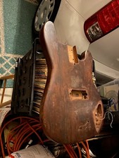 Cuerpo de bajo estilo Fender casero de una pieza caoba