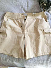 DS1-- fashion bug VINTAGE WOMENS beige striped  SHORTS    SIZE 14    NWT.