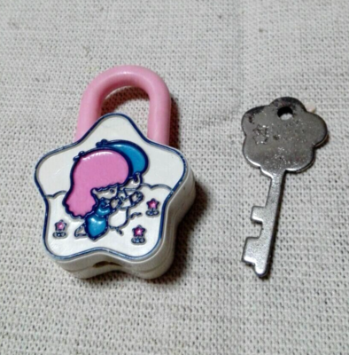 激レア　SANRIO キキ&ララ 1976 キャニスター 昭和レトロ　入手困難 Rare LITTLE TWIN STARS 1976 Mascot Lock Key Set KIKIRARA Retro