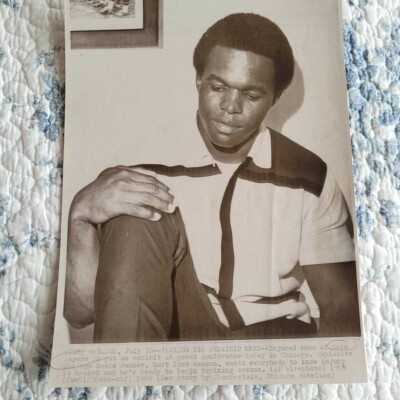 1969 Gale Sayers Press Photo Football NFL Flexing His Repaired Knee Healed 