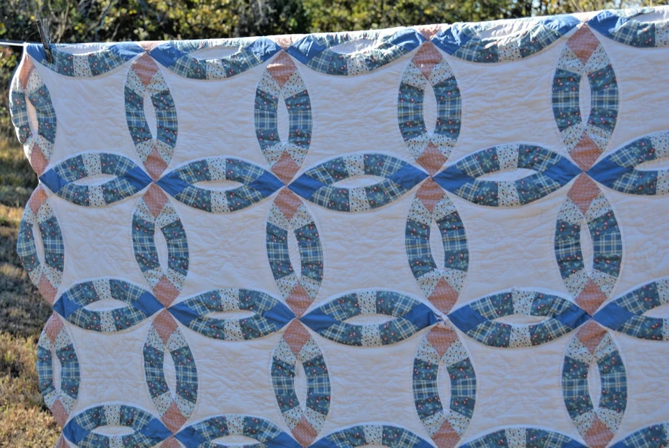 Edredón completo doble anillo de boda azul blanco melocotón 80" x 78" borde festoneado Foto 4 de 4