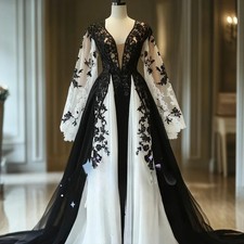 Black / White Gothic Wedding Dress A-Line Long Sleeves Vintage Bridal Gown Lace
