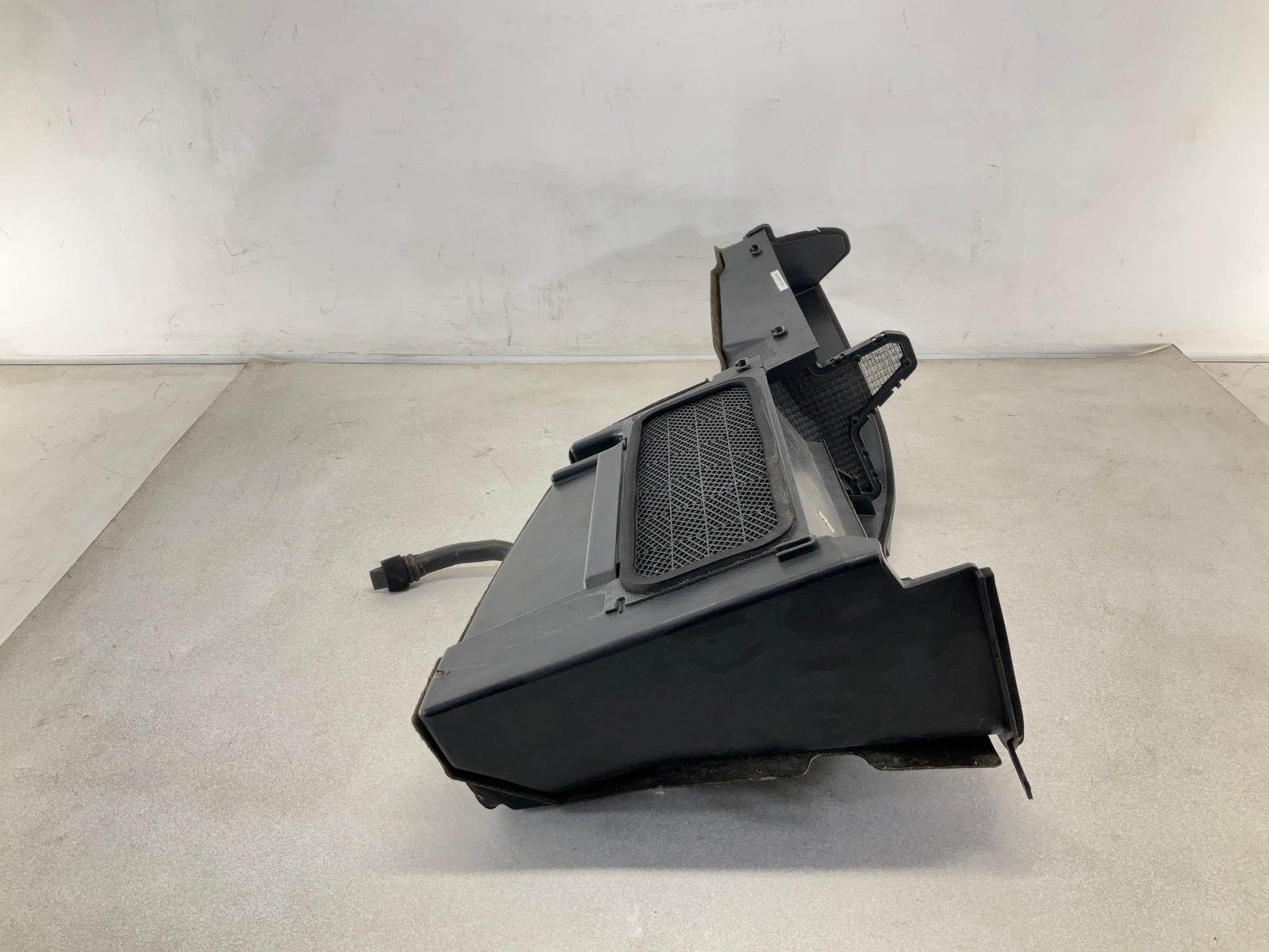 17-20 MASERATI Levante Front RIght Cowl Facility Tray Box Storage CM