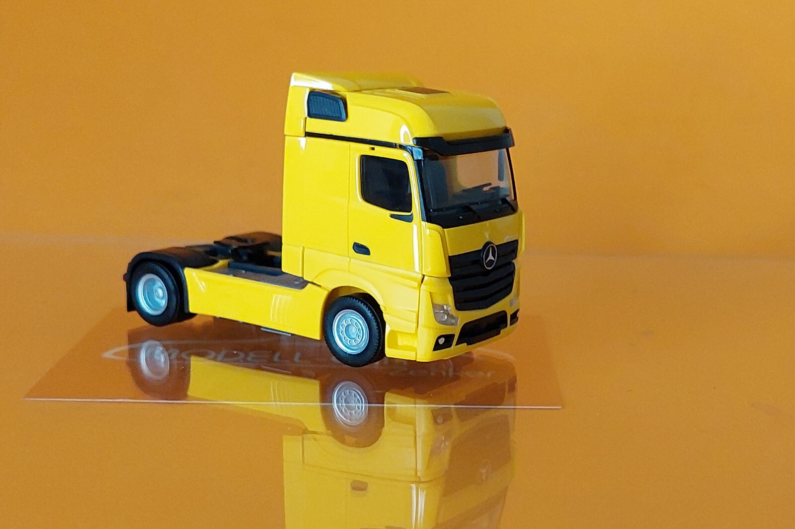 Herpa 309189-004 Mercedes-Benz Actros Bigspace `18 SZM rapsgelb 1:87 NEU Modell