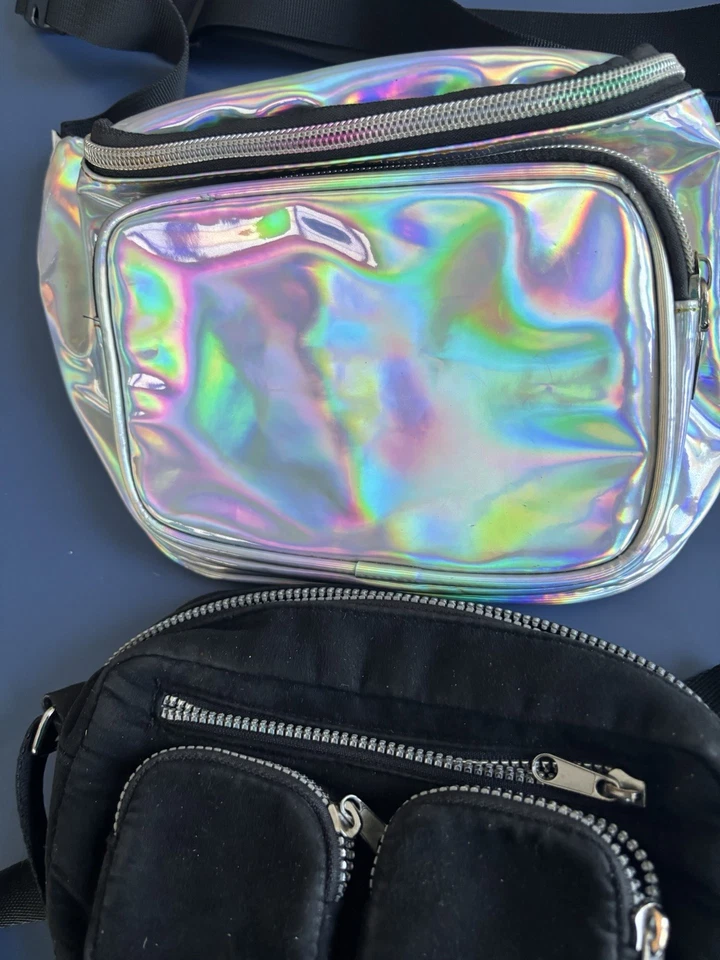 2 bolsas pequeñas. Bolso Cinturón Plateado y Bolso de H&M Negro. Foto 2 de 4