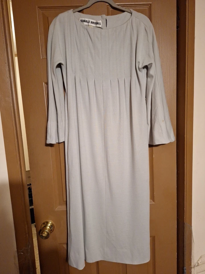 Vestido gris Donald Brooks vintage para mujer 10 mangas acampanadas plisadas con botones en la espalda Foto 2 de 4