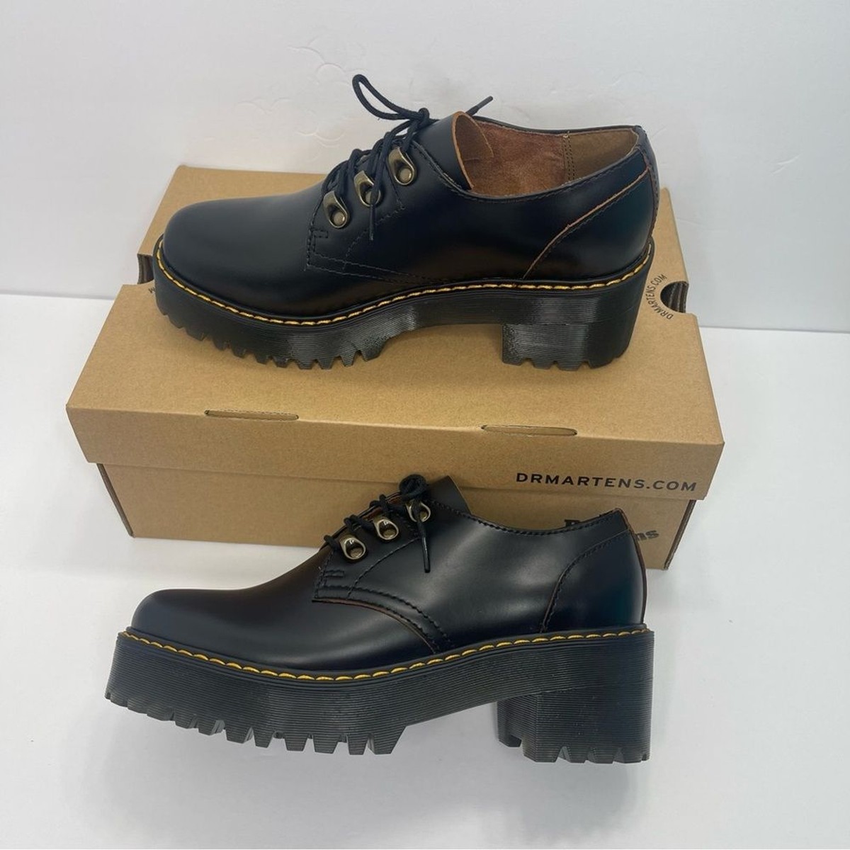 Dr. MARTENS Leona Lo Size 9 Vintage Smooth Leather Lug Sole