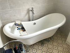 White Oval Freestanding Acrylic Bath Tub with Overflow Drain for Bathroom