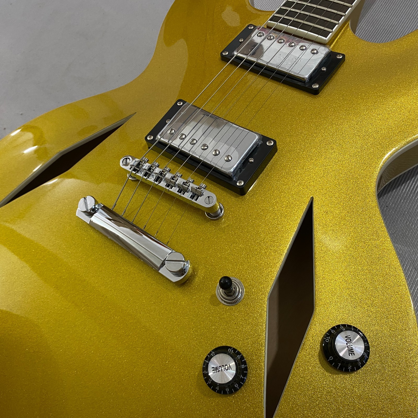 Customized gold DG-335 electric guitar maple wood body chrome hardware in stock