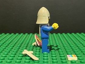 Lego Classic Castle Knight Minifigure w/ Armor Shield & Sword 375 6075 cas082s