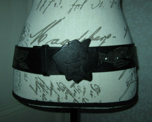 Vtg Giorgio Armani black leather belt, figural leather rose floral buckle - Afbeelding 1 van 12