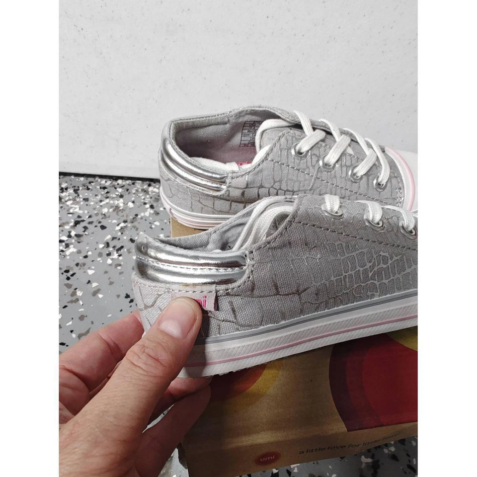 Zapatillas Umi Terri Plateadas Con Cordones Cocodrilo EU 28 US10.5 Metálicas Modernas Niña Foto 4 de 4