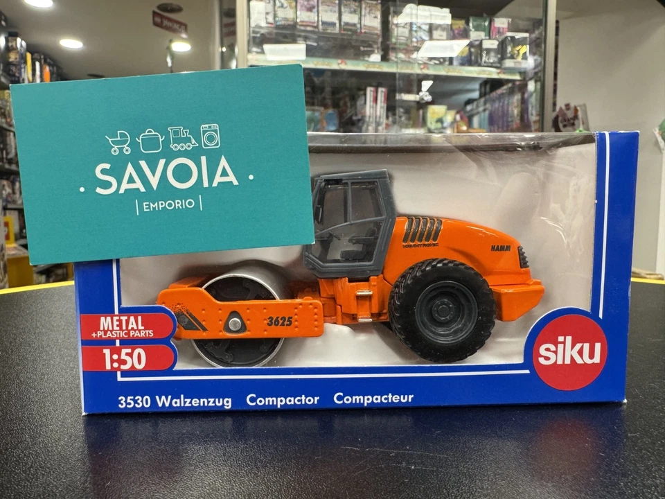 SIKU 3530 - modellino 1:50 - RULLO COMPATTATORE ARANCIONE - NUOVO - SIGILLATO - Immagine 2 di 4