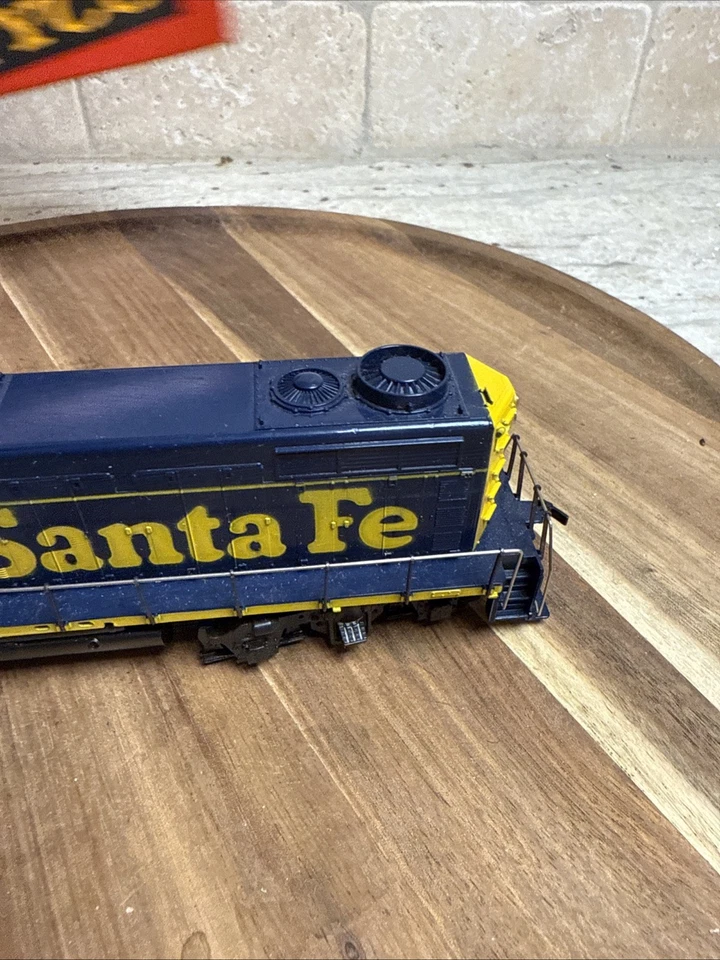 1:87 HO Scale Tyco GP20 Diesel Locomotive, Santa Fe Train RR #5628 - DC Power - Image 2 of 4