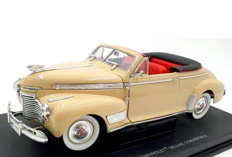 Universal Hobbies 1/18 Scale 12624A - 1941 Chevrolet Deluxe Convertible - Cream