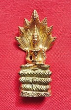 Amulett aus Thailand sitzender Buddha auf 7-köpfiger Schlange,feuervergoldet.