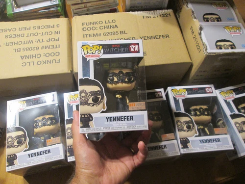 Funko POP NETFLIX THE WITCHER YENNEFER # 1210 EXCLUSIVE BOX LUNCH