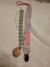 pacifier clips for baby Lot Of 2 Pink Parents Choice Green Rubber Beed Wood Clip