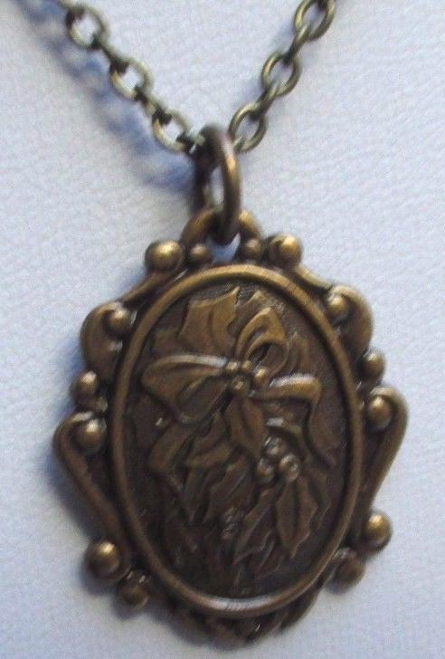 Collier Rétro Avec Pendentif Camée Gravé Feuille De Houx - Bronze - Bijou Fantaisie Occasion En Très Bon état