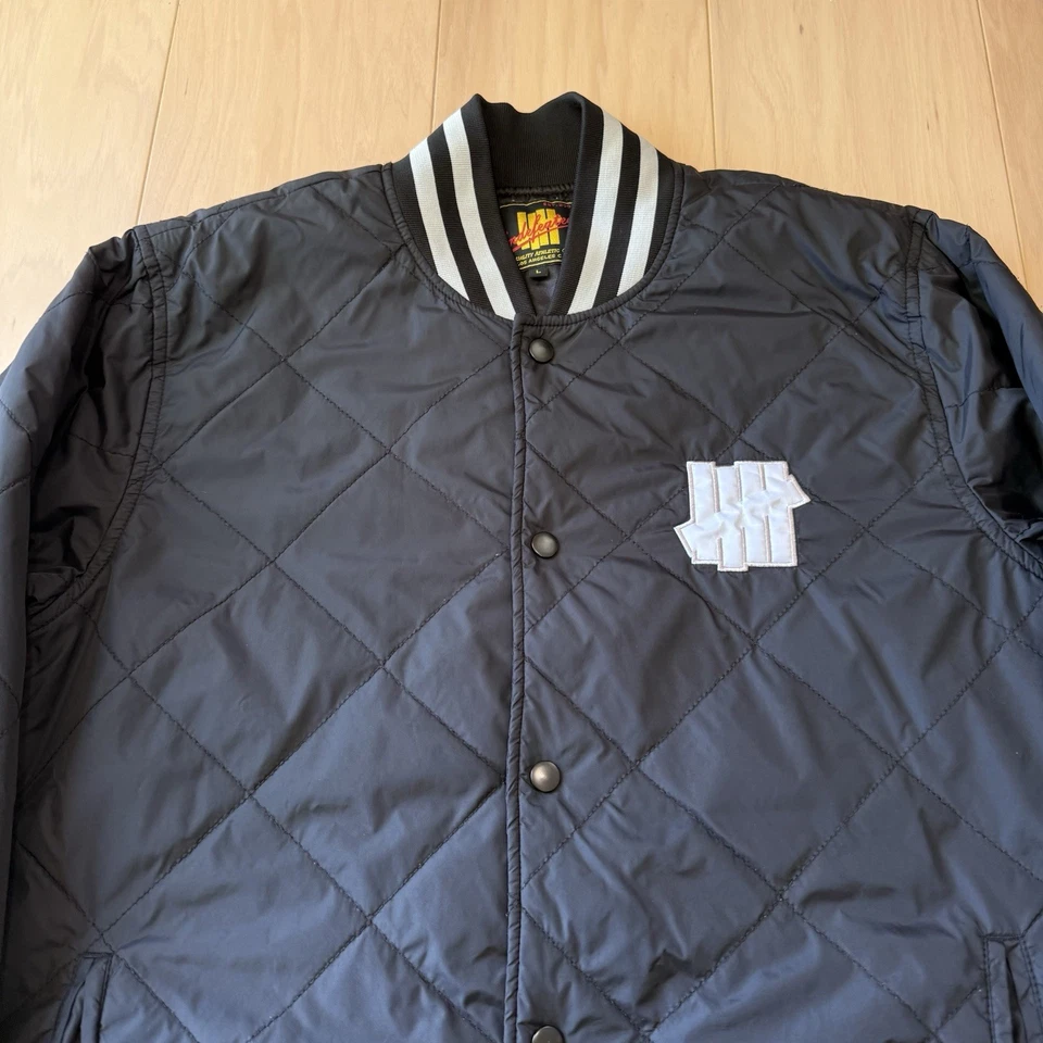 Chaqueta de bombardero invicta grande acolchada a presión ropa exterior Los Ángeles ropa de calle Foto 3 de 4