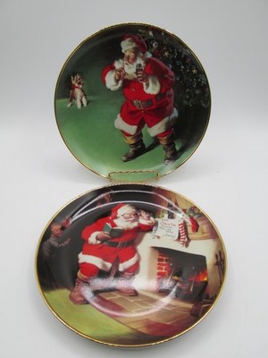 2 COCA-COLA SANTA PLATES FRANKLIN MINT-PAUSE REFRESHES 1993-CALLS FOR COKE 1995!