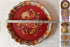 VASSOIO IN LEGNO LACCATO E DECORATO tondo cm 28, fondo rosso. e altri vari