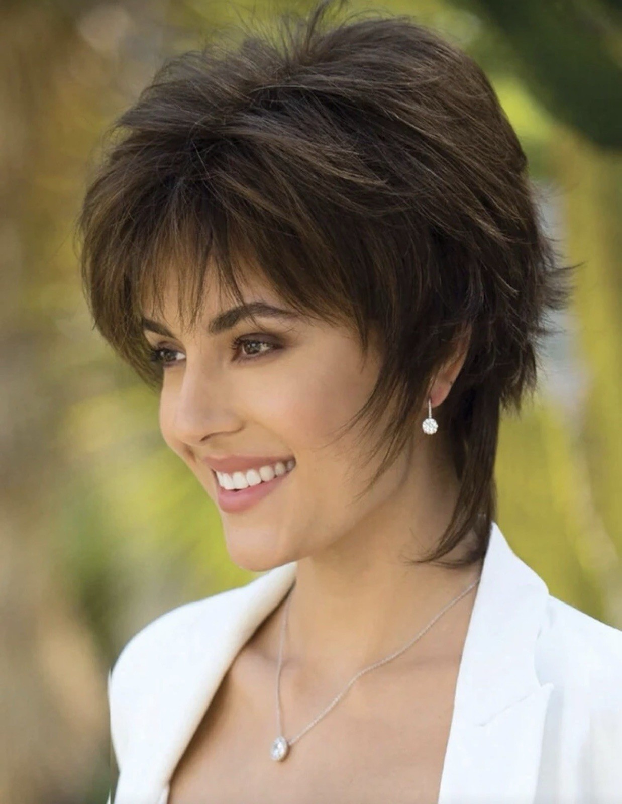 Perruque brune coupe pixie courte solution idéale pour masquer la perte de cheveux avec frange