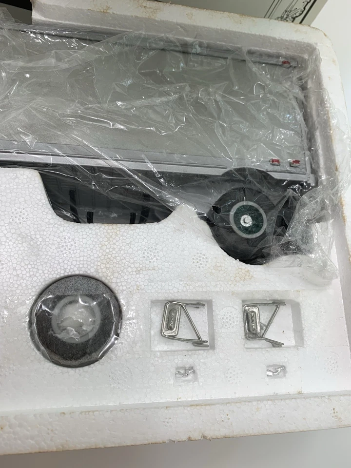 1960 Mack Truck & Trailer Model B-61 ~ 1994 First Gear 1/34 Scale Die Cast - Image 3 of 4