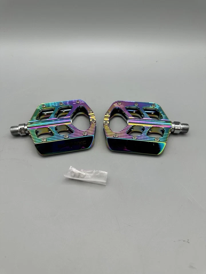 Pedales de aluminio para bicicleta Bonmixc iridiscentes lisos al aceite  Foto 2 de 4
