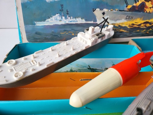 No Tin Toy (plastic) 1960's Hong Kong's bat.op. BOATS FLEET mint in original box - Picture 5 of 9