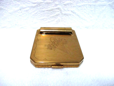 POUDRIER VINTAGE EN METAL DORE GUILLOCHE ET PIERRES BLEUES