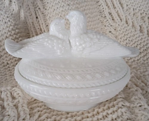 Vtg Westmoreland Milk Glass Kissing Love Birds Doves Candy Nut Dish Romantic