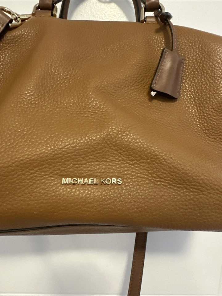 Bandolera Michael Kors Marrón Usada Cuero Guijarro Foto 2 de 4